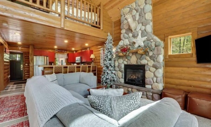Boyne City Cabina | Boyne Mountain Cabin Upscale/Cozy Close to Golf, Ski In/Out 4-bedroom w/Hot Tub