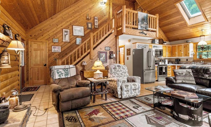 Thompsonville Casa | Bradley's Bend Trout Fishing Riverfront Log Cabin