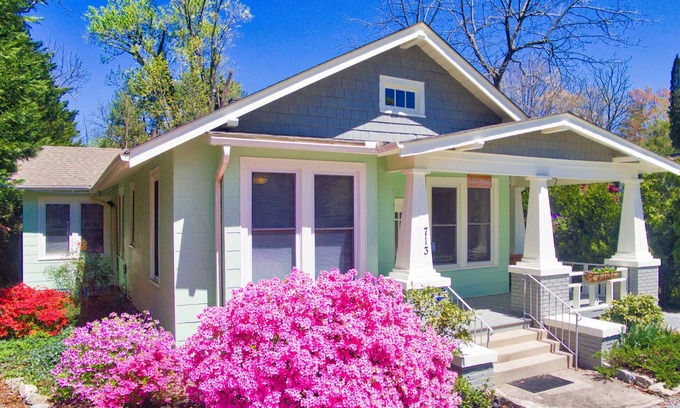 West Side Historic District Casa | Casa Bramley: 3 Blk. Camina hasta DWTN Hendersonville-restaurado con amor