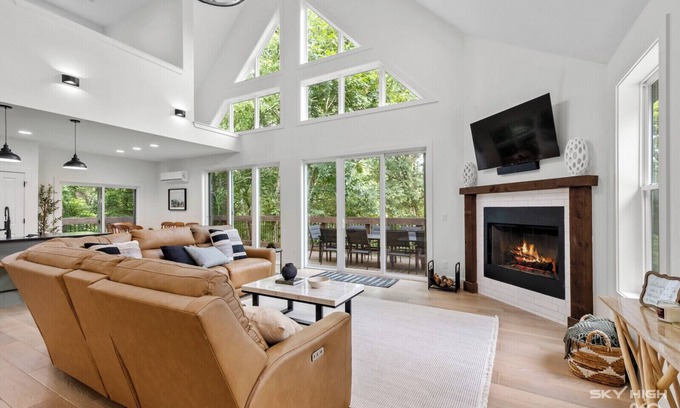 Springdale Casa | BRAND NEW, 3 STORY LUXURY LAKEHOUSE ON BEAVER LAKE, WITH HOT TUB & FIRE-PIT!