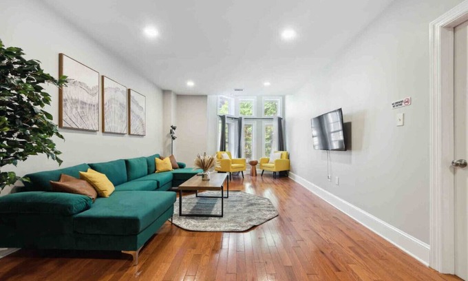 Midtown Village Apartamento | BRAND NEW 4/4 Center City w/Roof PATIO Sleeps 20
