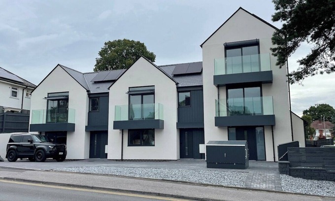 Poole Casa | Brand New 4 Bedroom House -Sleeps 9 - Free Parking