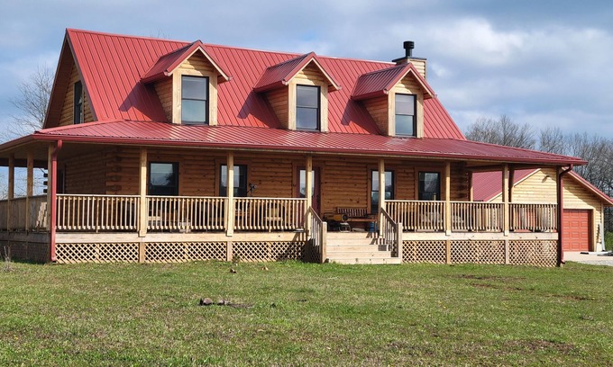 Frankfort Cabina | Brand new, beautiful log cabin in the heart of bourbon and horse country.