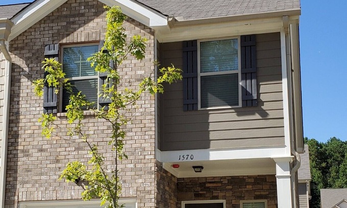 Irondale Casa | Nuevo y hermoso townhome de 3 habitaciones, 2 y 1/2 baños para su escapada