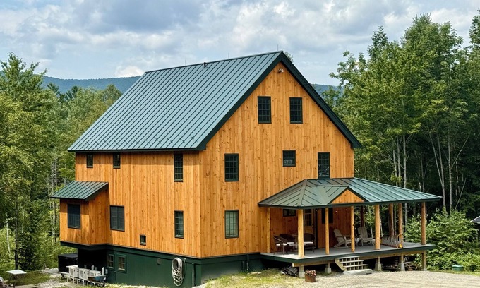 Granville Casa | BRAND NEW: Beautifully Restored Timber Frame Barn w/ Hot Tub & Movie Theater