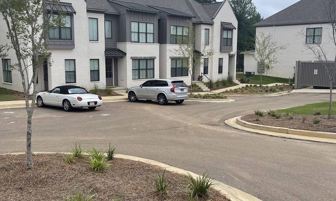 Oxford Condominio | Brand new condo available, 5 minutes to stadium and 1.5 miles off the square.