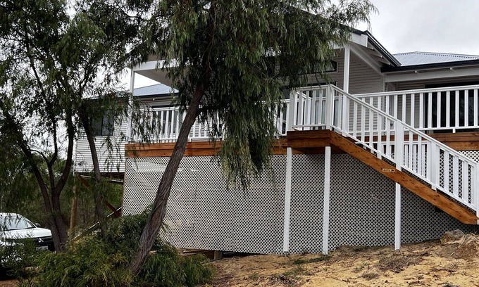 Bremer Bay Casa | Brand new elevated spacious 3 bedroom house walking distance to all amenities.