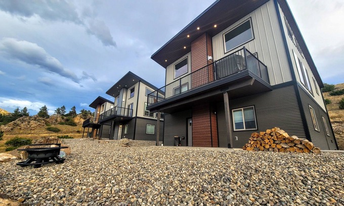 Wolf Creek Casa | BRAND NEW HOME with the BEST VIEW OF THE MISSOURI RIVER