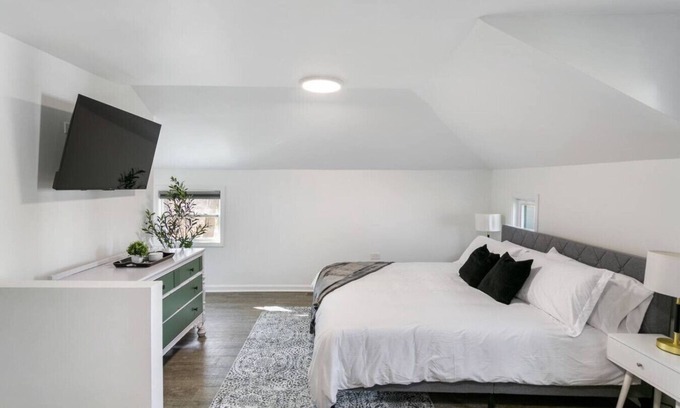 Libertyville Apartamento | Brand New Loft in DT Libertyville! Near Naval Base