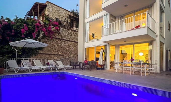 Kalkan Villa | Nueva villa de lujo con piscina privada con vistas a la bahía de Kalkan