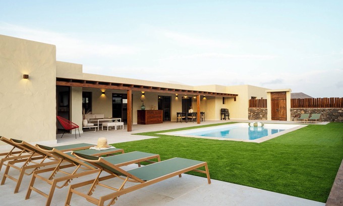 Villaverde Villa | VILLA DE LUJO A ESTRENAR CON PISCINA SALINA Y TERRAZA, 4 dormitorios, 4 baños