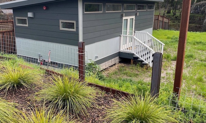 Glen Ellen Cabaña | Brand new modern cottage in the heart of Glen Ellen on Sonoma Creek.