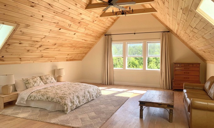 Bartlett Casa | Brand New Modern Farm House in White Mountains