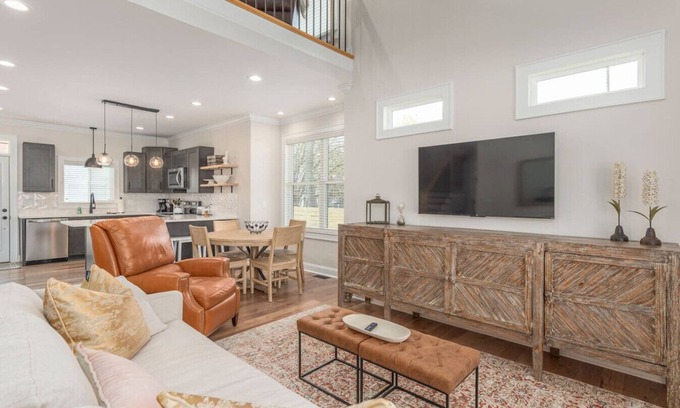 Travelers Rest Casa | Brand New Modern House - Walk to Main Street