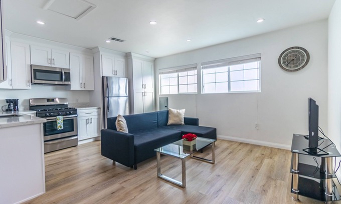 North Hollywood Casa | Hermosa, nueva, privada, separada, casa de huéspedes de 1bed + 1bath.