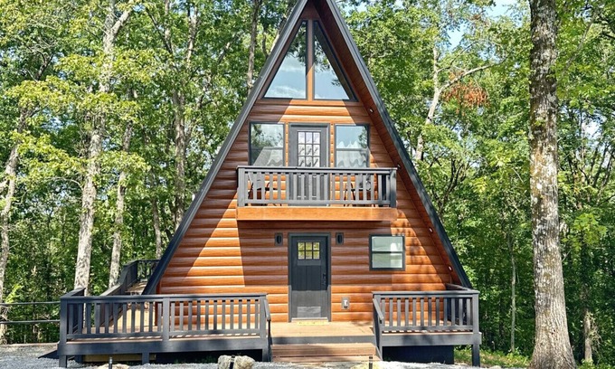 Jones Mills Cabina | Brand New! The Fox Hill Cabin: Where Country Charm Meets Town Convenience!