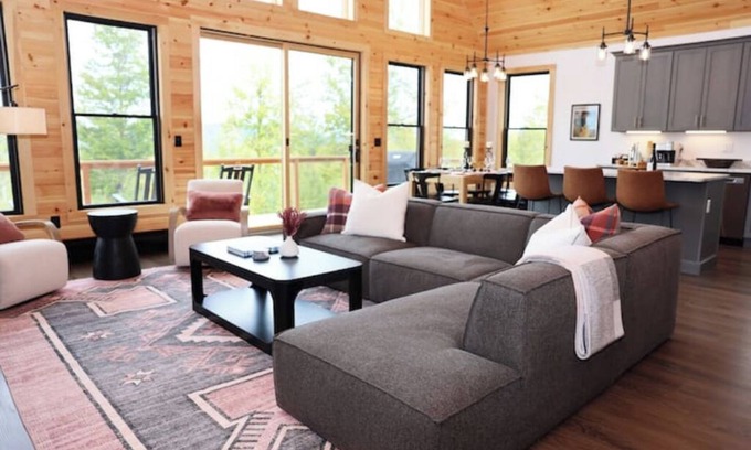 Sunday River Area Chalet De Esquí | Brand New. Views! Hot Tub. Sleeps 14. Kid Friendly