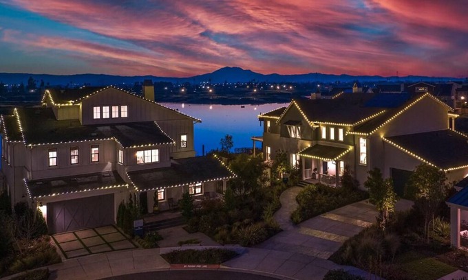 Bethel Island Casa | Brand new! water front 4beds/4.5 baths with loft + Crows nest in Bethel Island