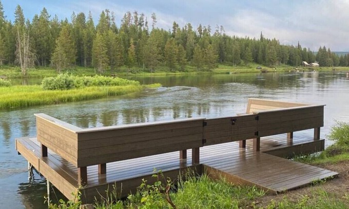 Island Park Cabina | Brand-new Waterfront Retreat w/ hot tub!