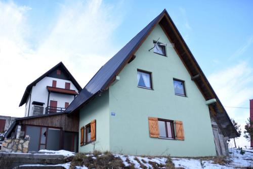 Canton 10 Chalet De Esquí | Brano