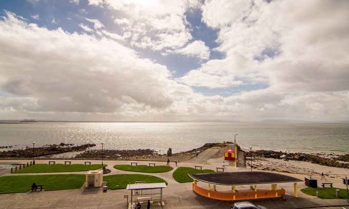 Galway Apartamento | Breath-taking sea view apartment in Heart of Salthill, Galway