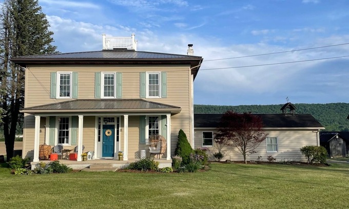 Ramblewood Casa | Breathtaking country home minutes to town-Great PSU football weekend house!