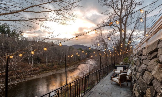 Bridgewater Apartamento | Breathtaking Riverfront Farmhouse w/Mountain Views