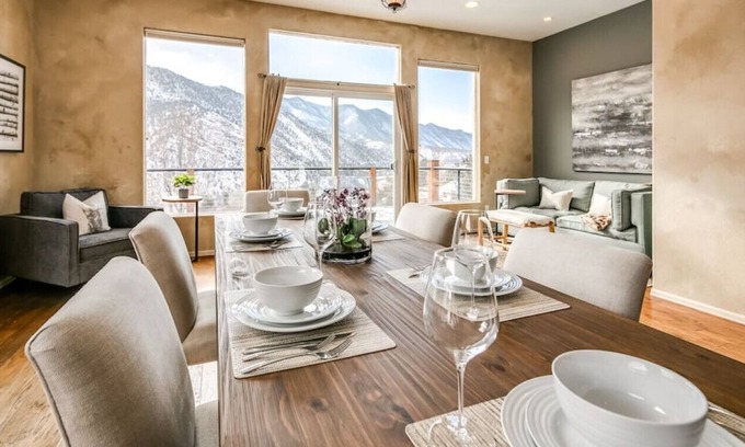 Glenwood Springs Casa | Breathtaking Views Mountain Modern Estate Hot Tub