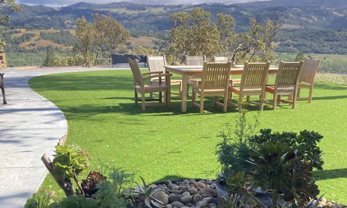 Cloverdale Otro | Breathtaking vineyard views on private estate