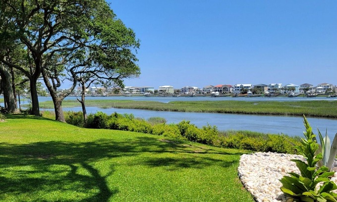 Ocean Isle Beach Apartamento | Canal Intracoastal Apt 2 BR / 1 BA Capacidad para 6 WiFi Ropa de cama Cocina completa TV por cable