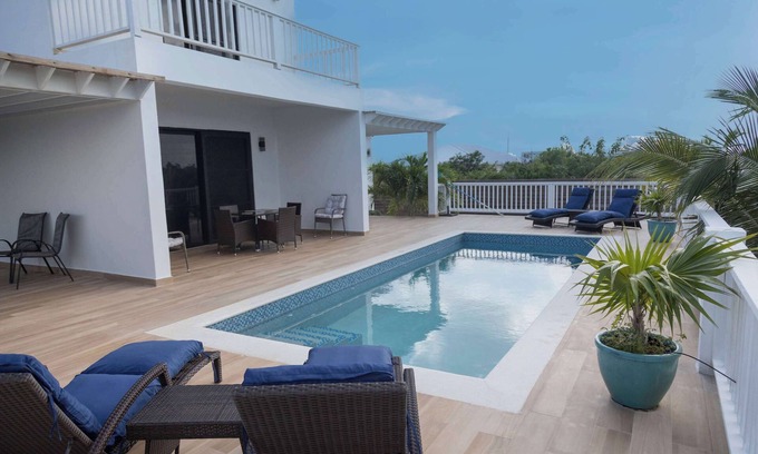 Leeward Settlement Apartamento | Breezy Escape with Shared Pool & Easy Beach Access