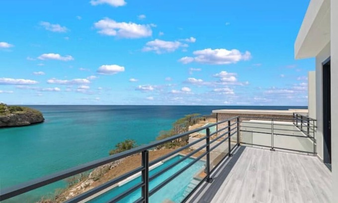 Lagun Apartamento | Breezy Oceanview Studio with Pool