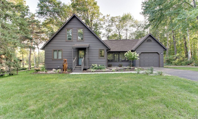 Breezy Point Cabaña | Breezy Point Cabin: Deck w/ Golf Course Views!