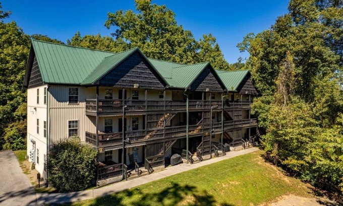 Pigeon Forge Condominio | Briarstone Lodge Condo 13F - Three Bedroom Condo