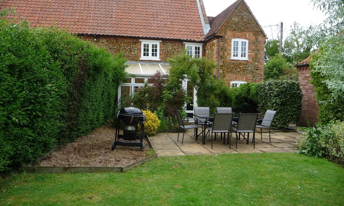 Holme Cabaña | Ladrillo y pedernal mascota amigable casa a pocos pasos de la playa de arena y pub