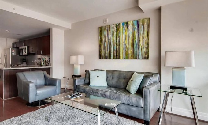 George Washington University Apartamento | Bright 1BR | Upscale Amenities | On-Site Retail | by GLS