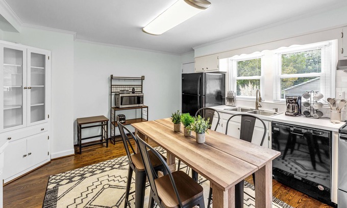 Burlington Casa | Bright 2 bd House, 1.5 mi to Elon University & Shops, Quiet Neighborhood!