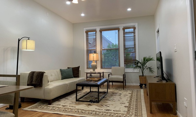 Logan Square Apartamento | Bright 2 bed conveniently located in the heart of Logan Square with easy parking