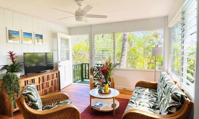 Waimanalo Casa | Bright 3-bedroom tropical house in Waimanalo Beach Lots