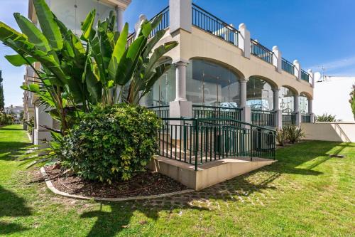 Guia Apartamento | Bright 3-BR in Guia with Shared Pool by Lisbeyond