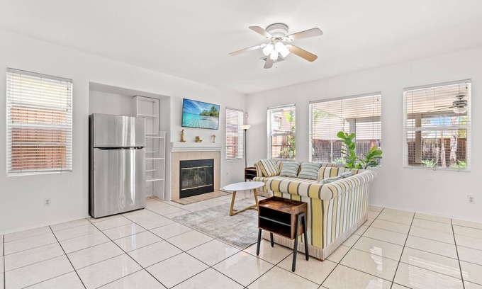 Moreno Valley Casa | Bright Airy 5B Home Workspace Outdoor Lounge