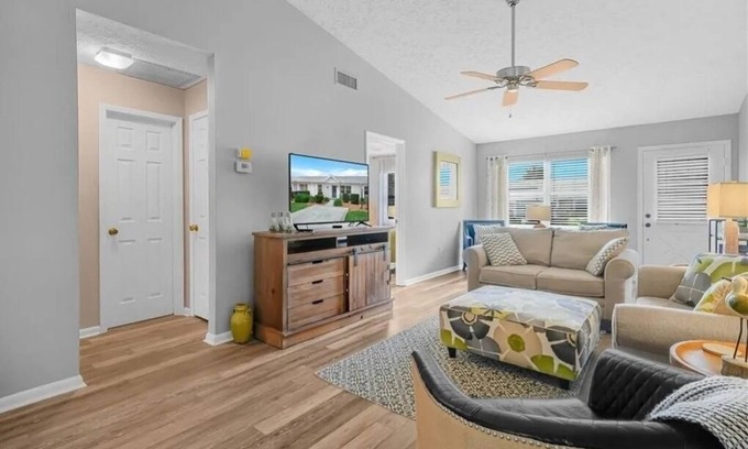 Sun 'N Lake Villa | Bright & Airy Sun 'N Lake Golf Course Villa - Perfect for a relaxing getaway