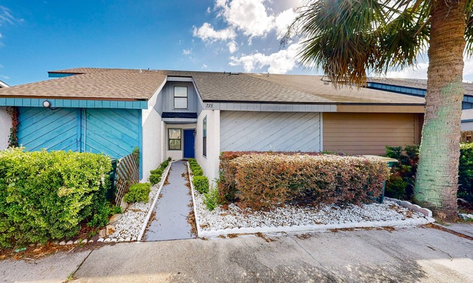 Arlington Condominio | Bright and cozy condo with central AC, enclosed yard, & free wifi