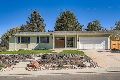 Castlewood Casa | Bright and Cozy Ranch Style House Centennial