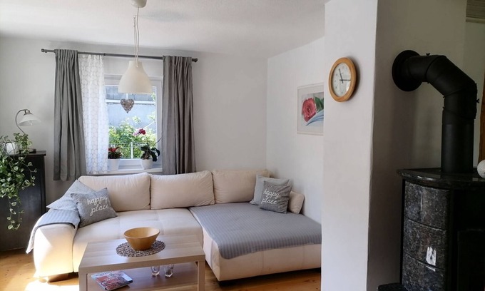 Kaan-Marienborn Apartamento | Bright and light-flooded apartment (80sqm) for 5 people with fireplace