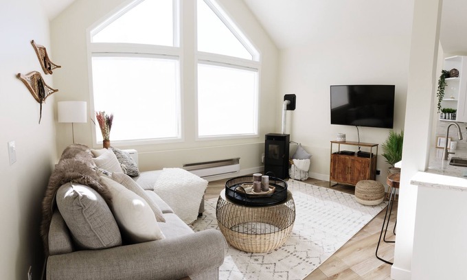 Snow Pine Estates Casa | Bright and modern, SKI IN/OUT with Hot tub and cozy fireplace!