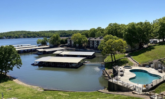 Lake of the Ozarks Condominio | Bright and Modern with a Million Dollar View! Dock Available!