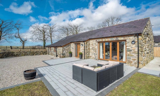Garndolbenmaen Cabaña | Bright and Spacious Holiday Cottage in Rural Setting | Hafod-Llecheiddior