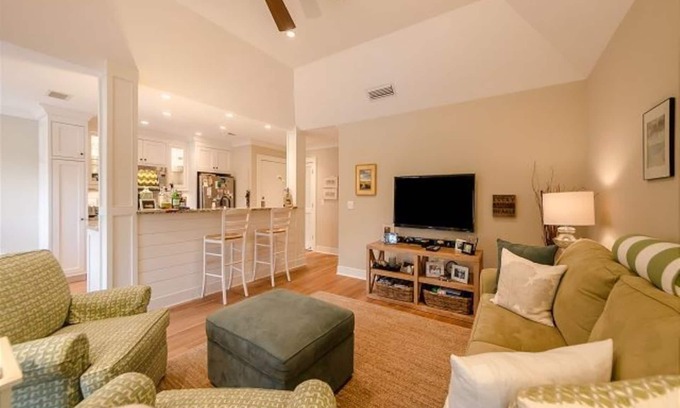 Kiawah Island Villa | Bright and sunny 1 BR / 1 BA villa. A short, 4 minute walk to the beach.