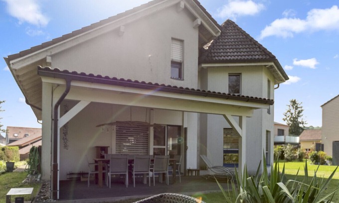 Domdidier Casa | Bright architect-designed villa with private garden